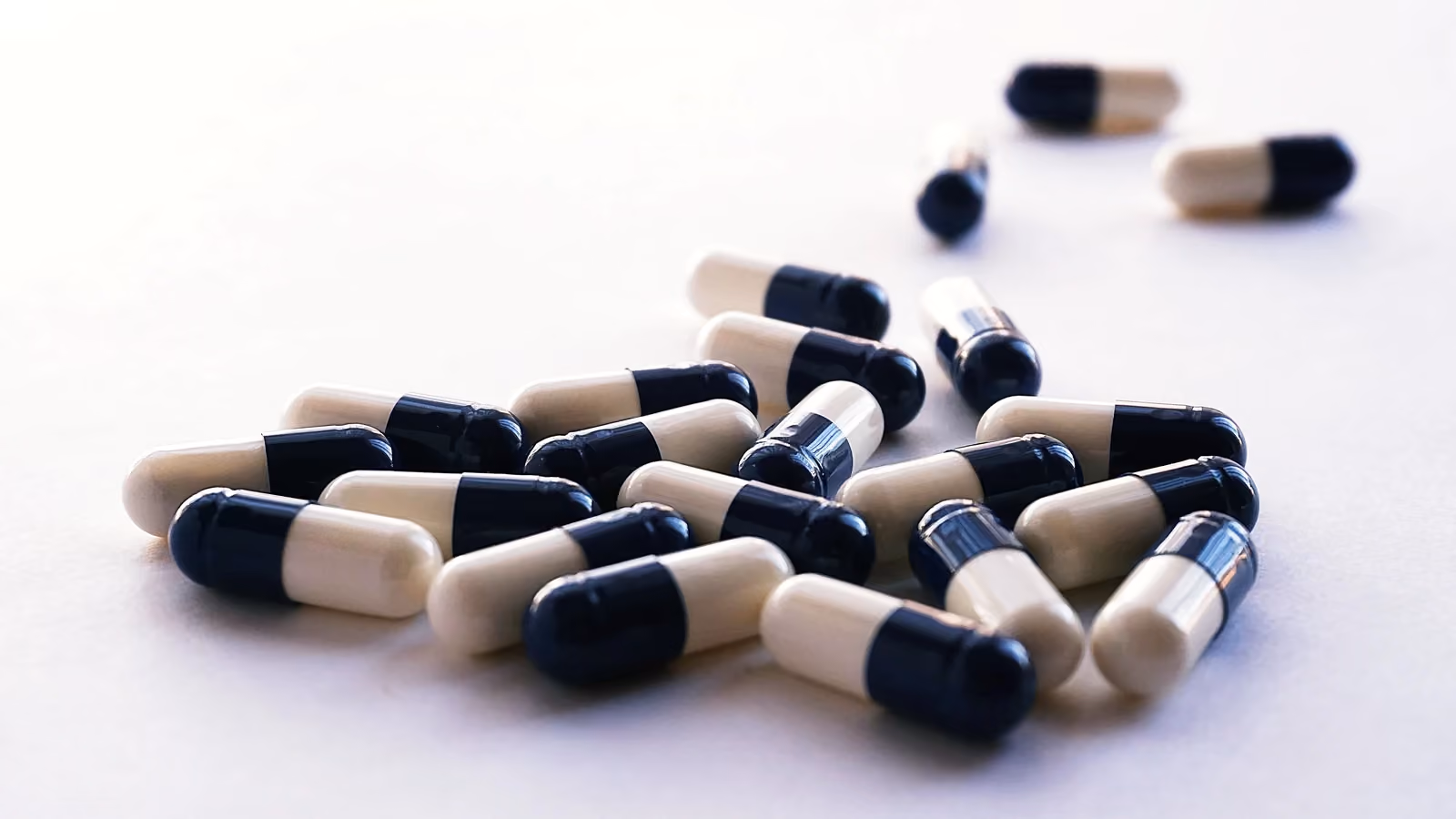 Capsule di medicina bianche e nere — Suzy Hazelwood – Pexels