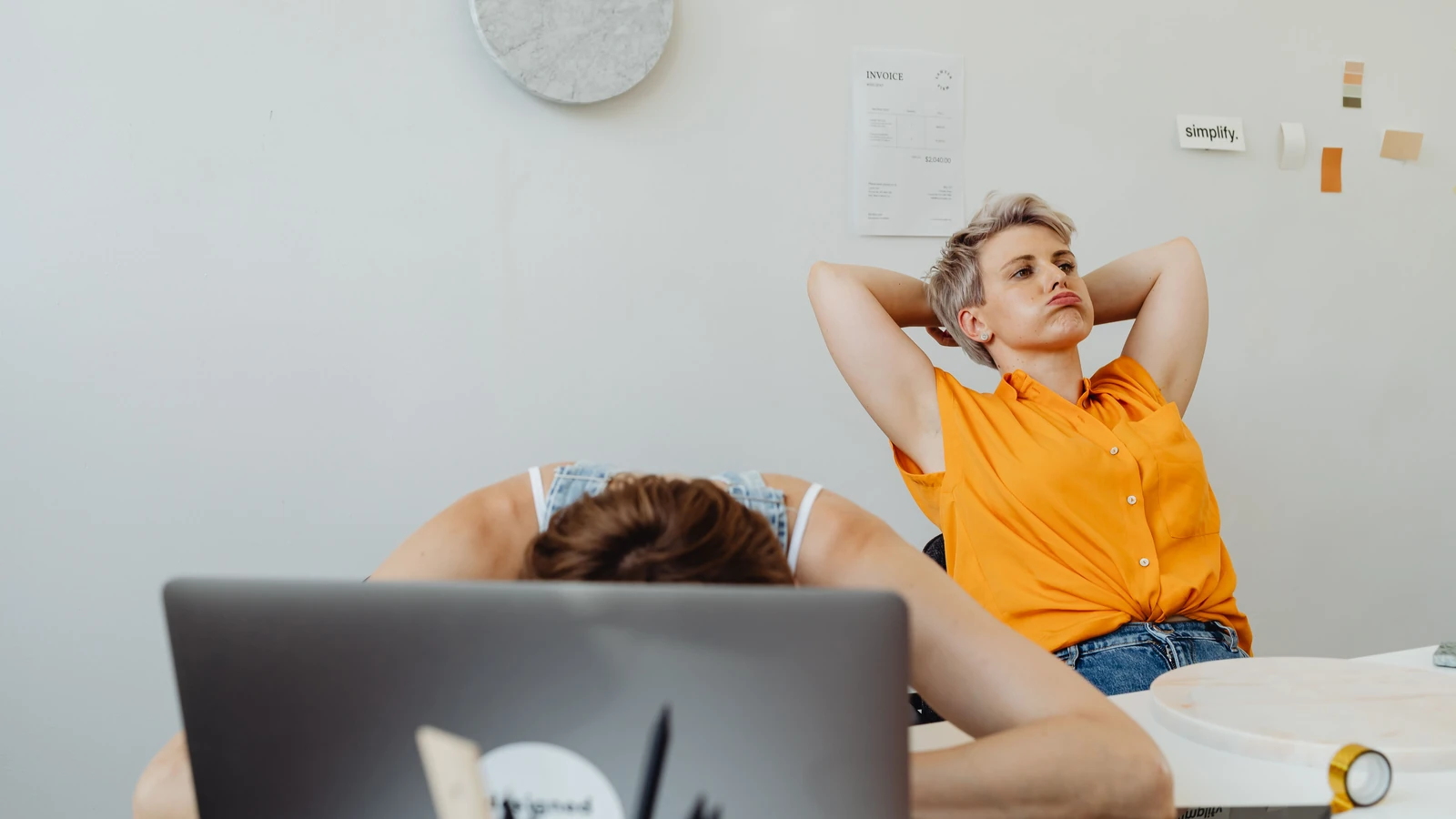 Foto gratuita di persone a riposo in abbigliamento casual