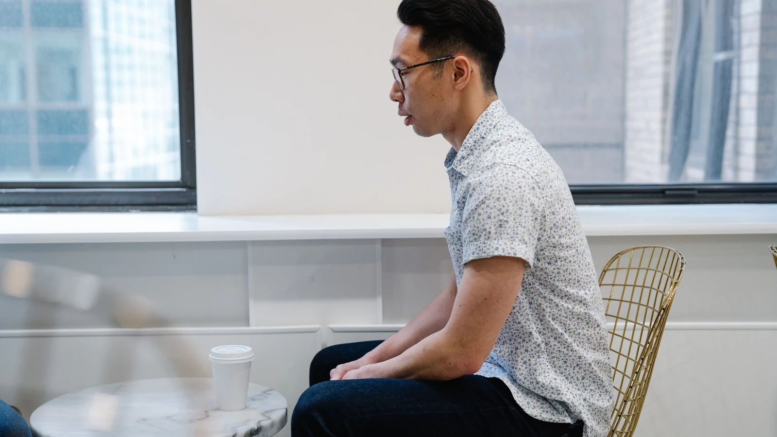 Immagine gratuita di una conversazione in corso, abbigliamento casual da ufficio, ambiente lavorativo