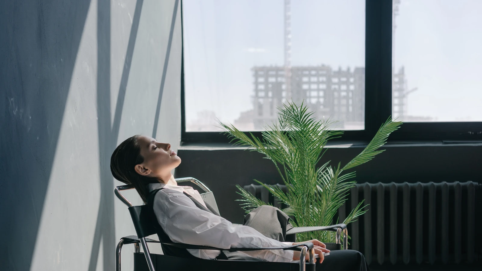 Immagine gratuita di una persona a riposo, in abbigliamento da ufficio, in ambiente di business