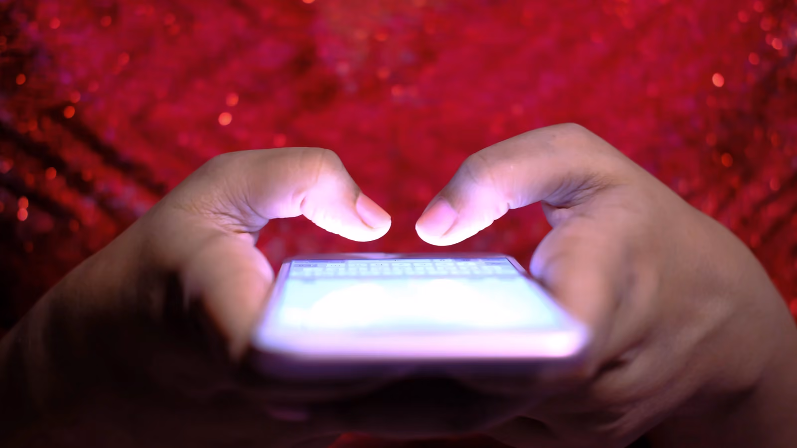Auto-trolling: quando l’attacco a se stessi diventa digitale