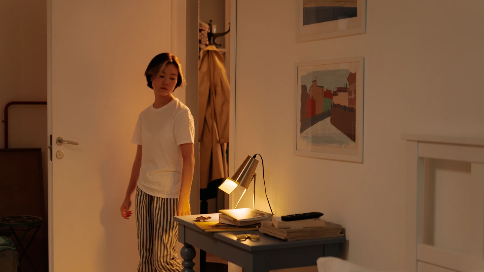 Foto gratuita di una casa, abbigliamento a righe, abbigliamento casual