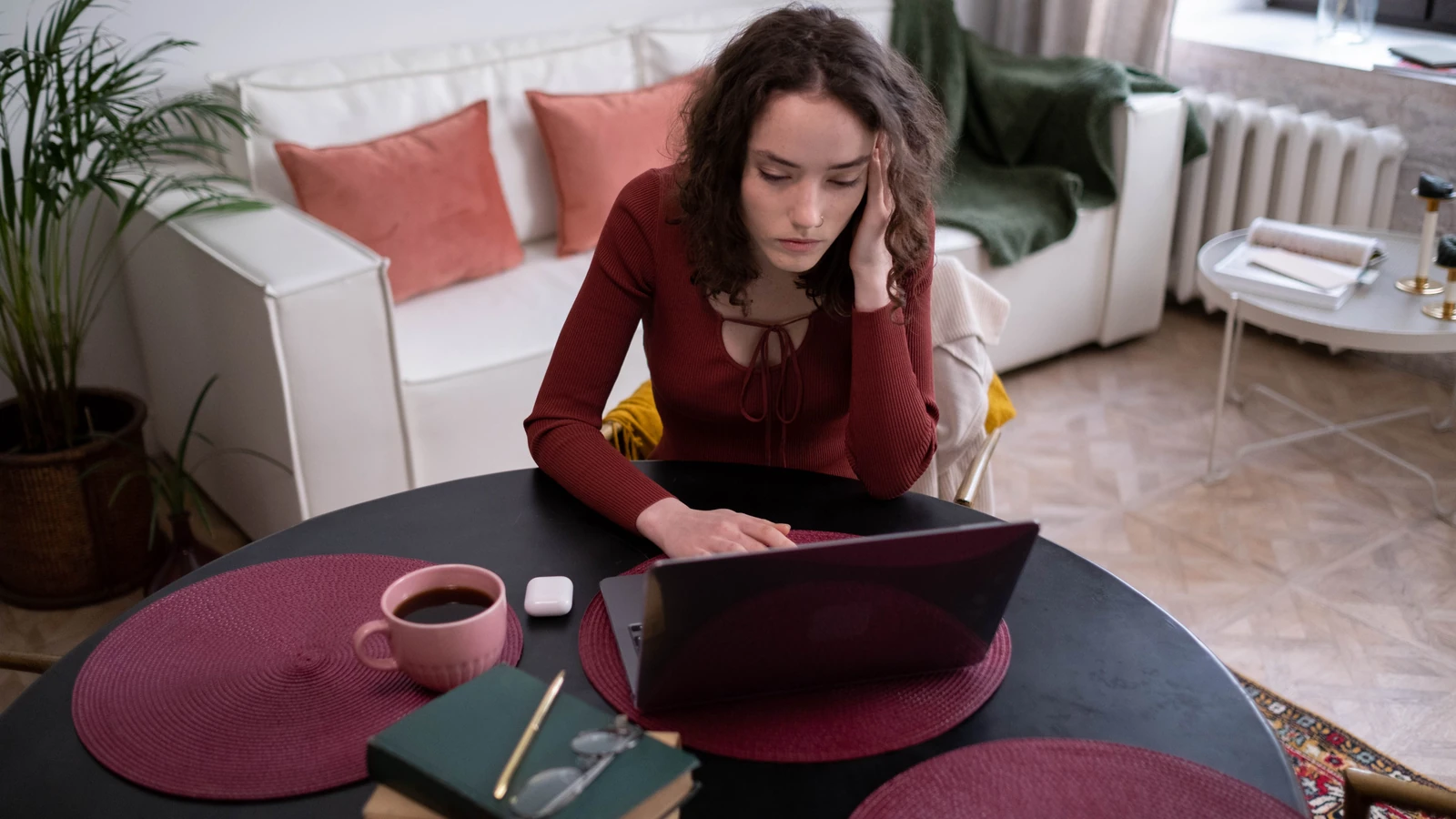 Foto gratuita di adulto, attività, banco