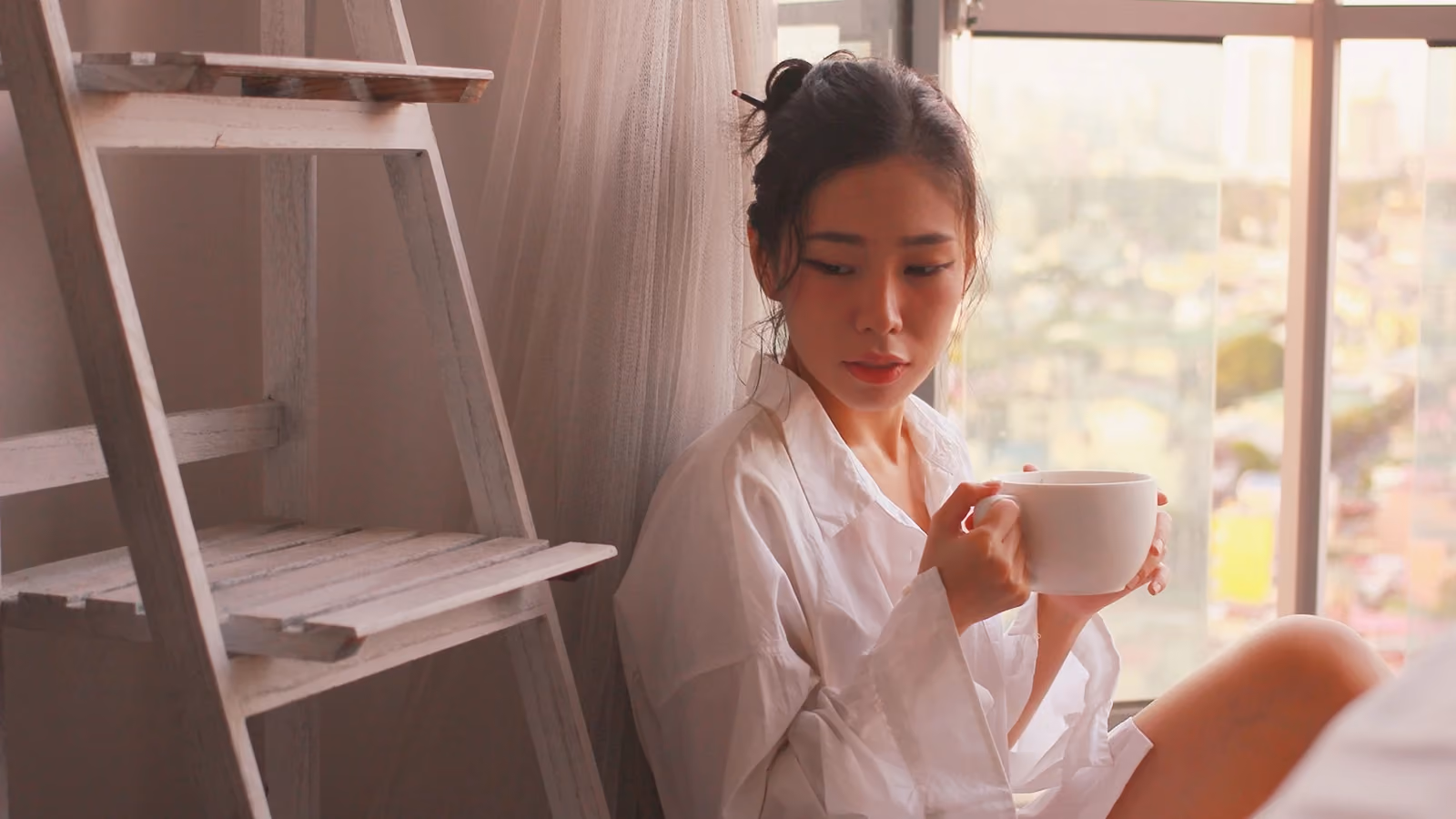 Donna asiatica che si gode una calma mattina al chiuso a Makati, Filippine. — Jin H – Pexels