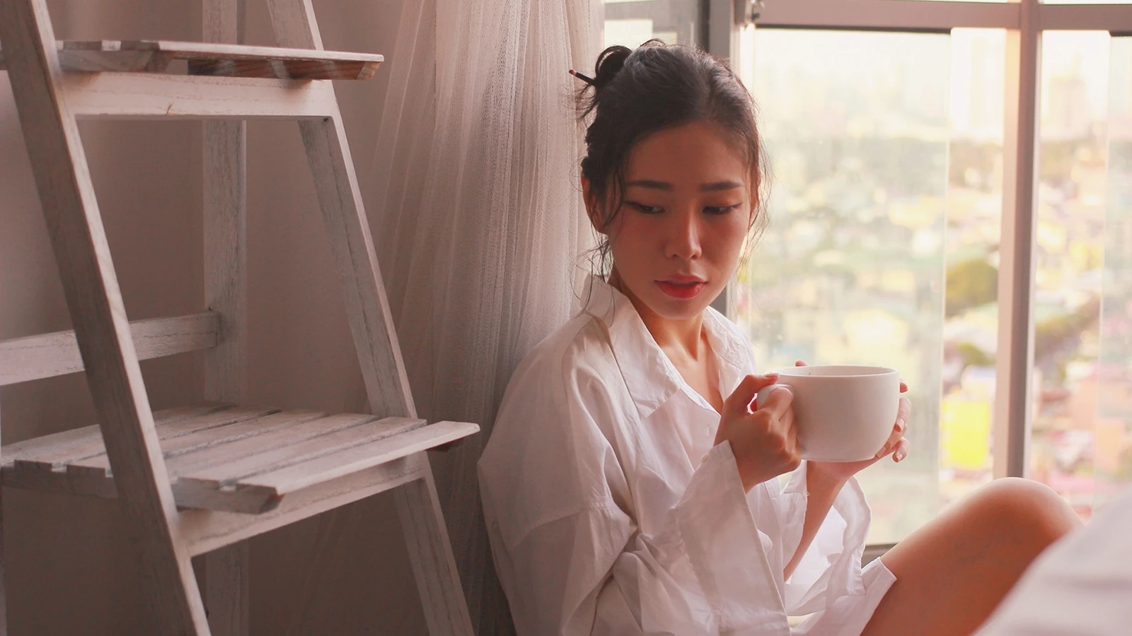 Donna asiatica che si gode una calma mattina al chiuso a Makati, Filippine. — Jin H – Pexels