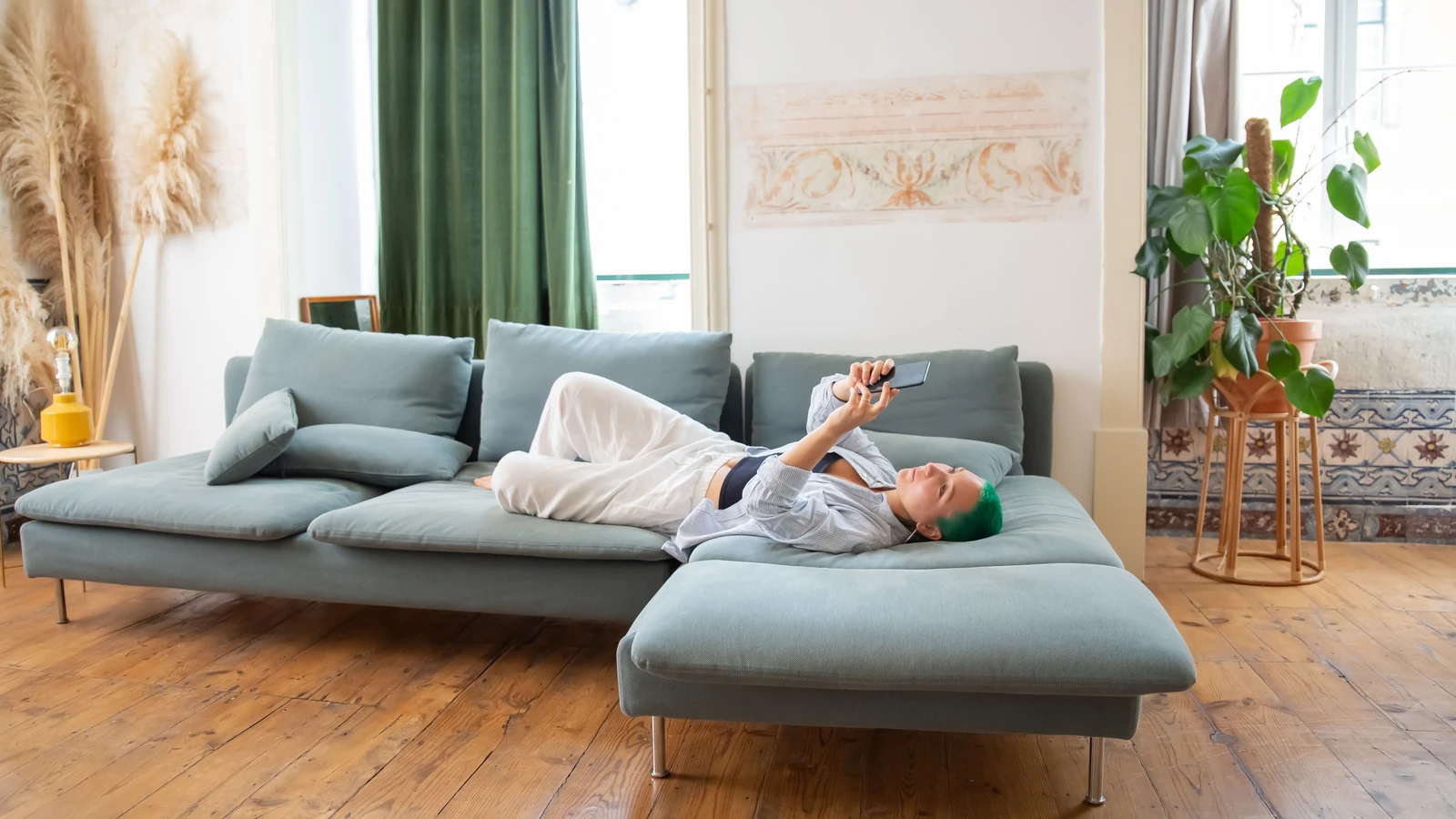 Foto gratuita di una casa con ricerca e arredamento minimalista
