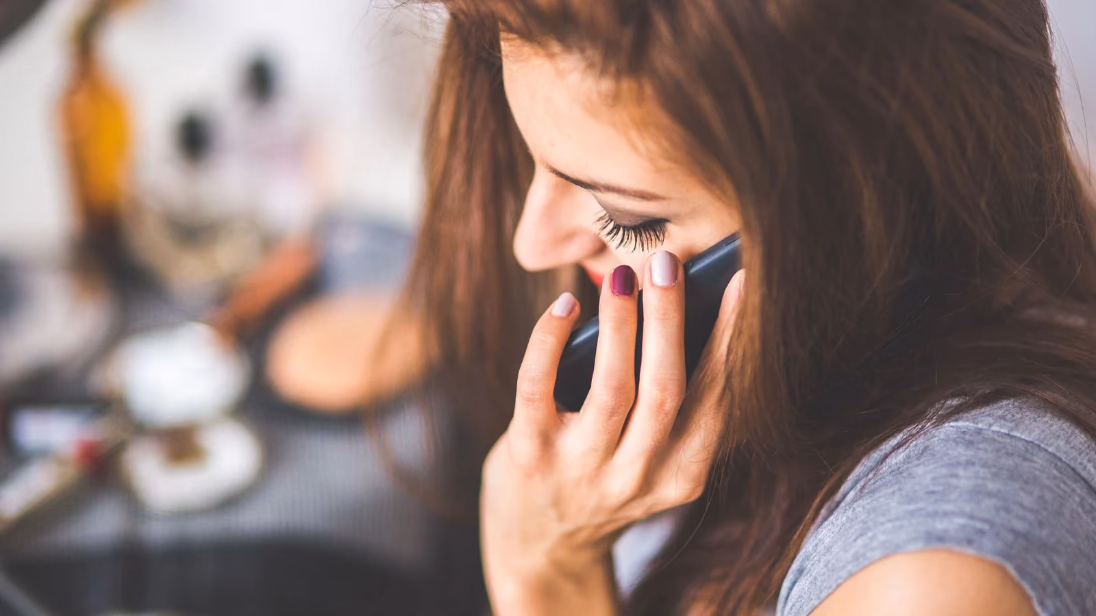 Primo piano di una donna che conversa con uno smartphone in casa durante il giorno. — Karolina Grabowska www.kaboompics.com – Pexels