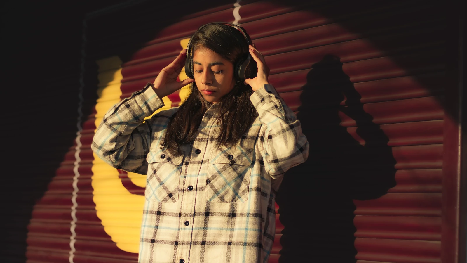 Foto di abbigliamento casual di un amante della musica che apprezza l'arte musicale