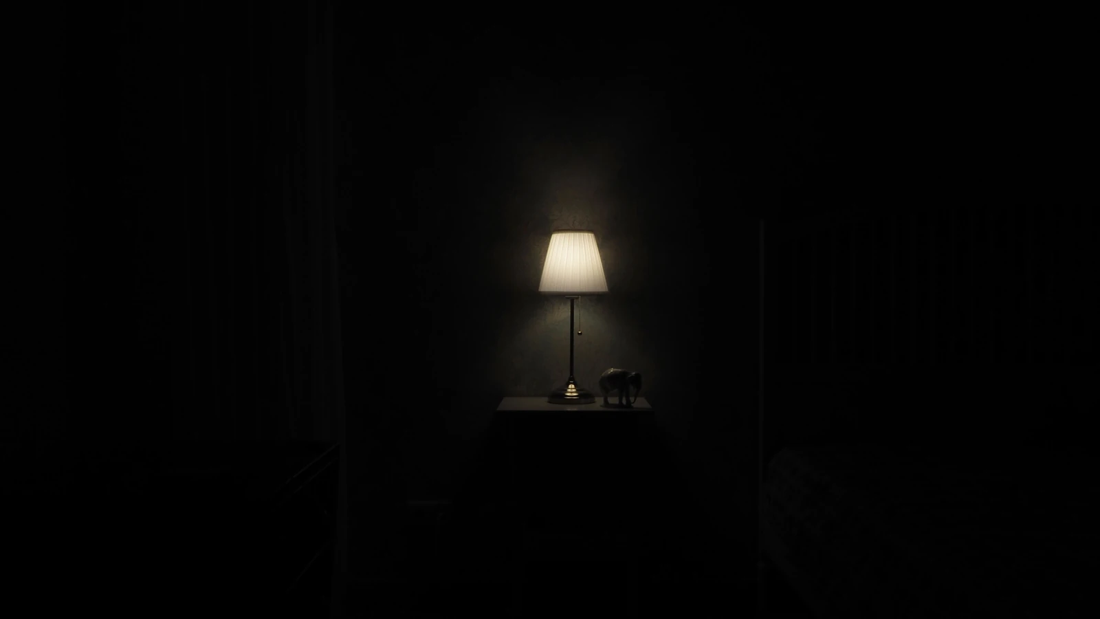 Lampada illuminata su un comodino che emana una calda luce in una stanza buia e minimalista.