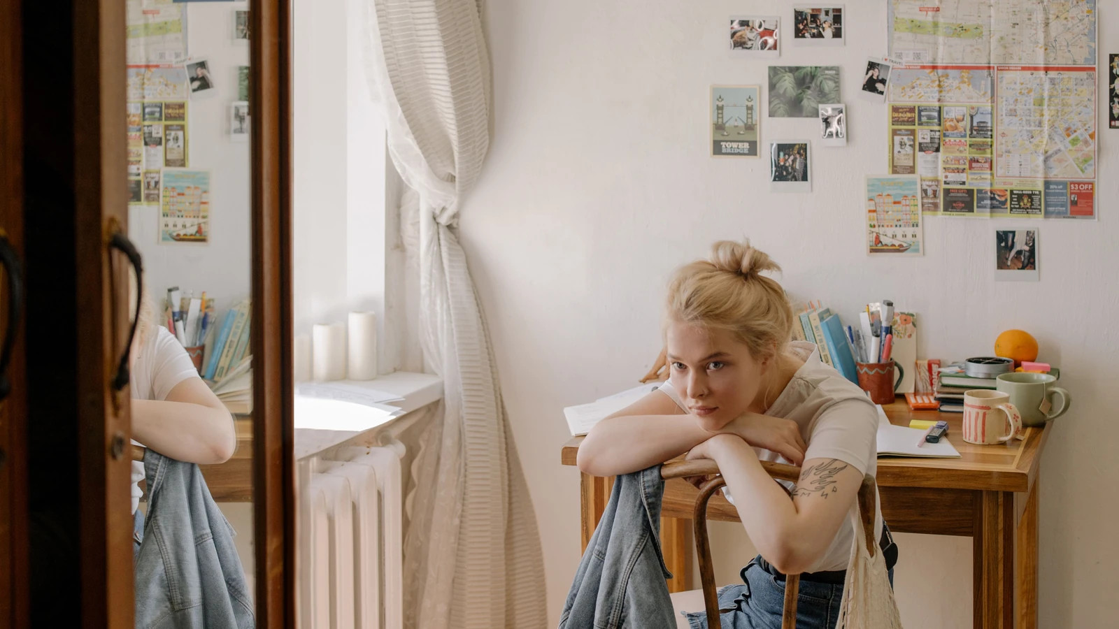 Foto gratuita di interno, persona a riposo, indossa jeans