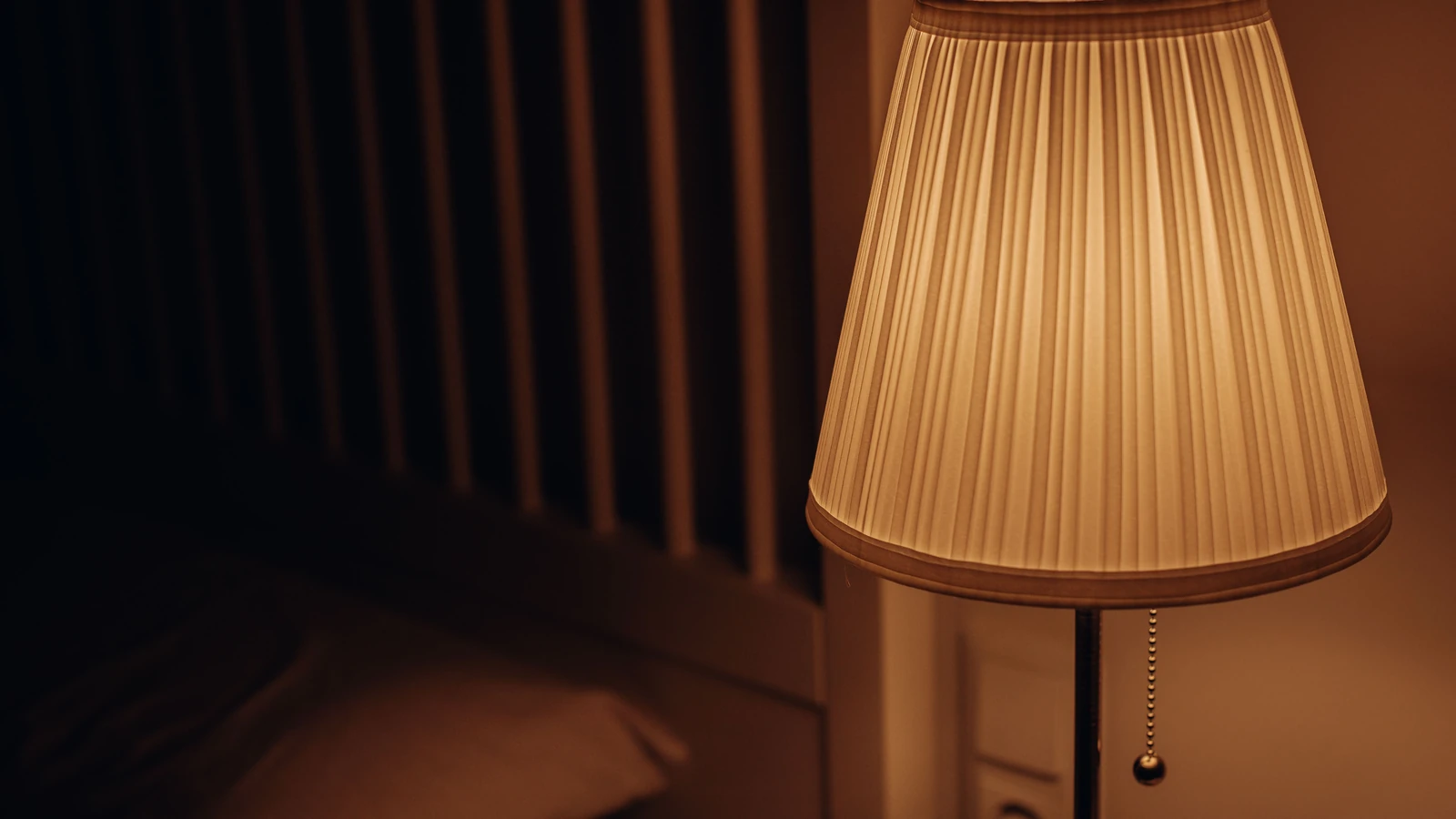 Fotografia con messa a fuoco poco profonda di una lampada da tavolo