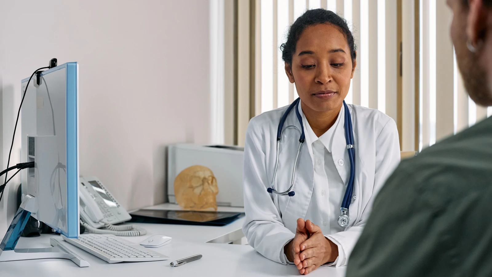 Foto di un afroamericano che riceve assistenza medica in un ufficio
