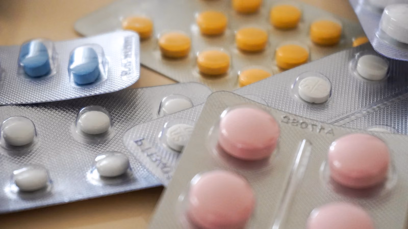 Immagine gratuita di antibiotico, assistenza sanitaria, blister — mehmetography – Pexels