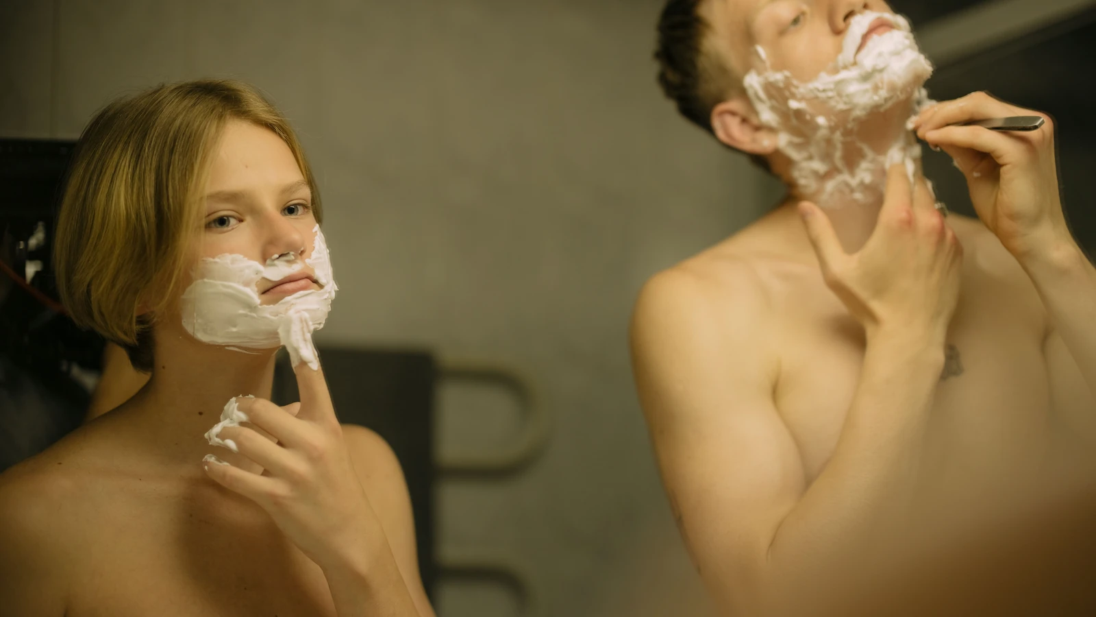 Un ragazzo con la schiuma da barba sul viso