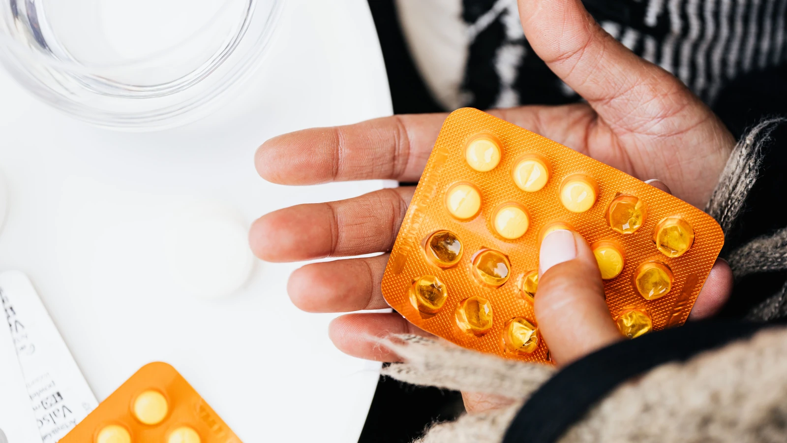 Mani che tengono confezioni di pillole, enfasi su salute e medicina — https://kaboompics.com/ – Pexels