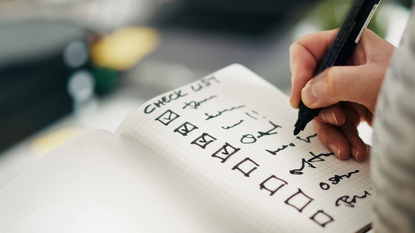 Esercizi scritti a mano su una lista di controllo, sottolineando produttività e organizzazione.