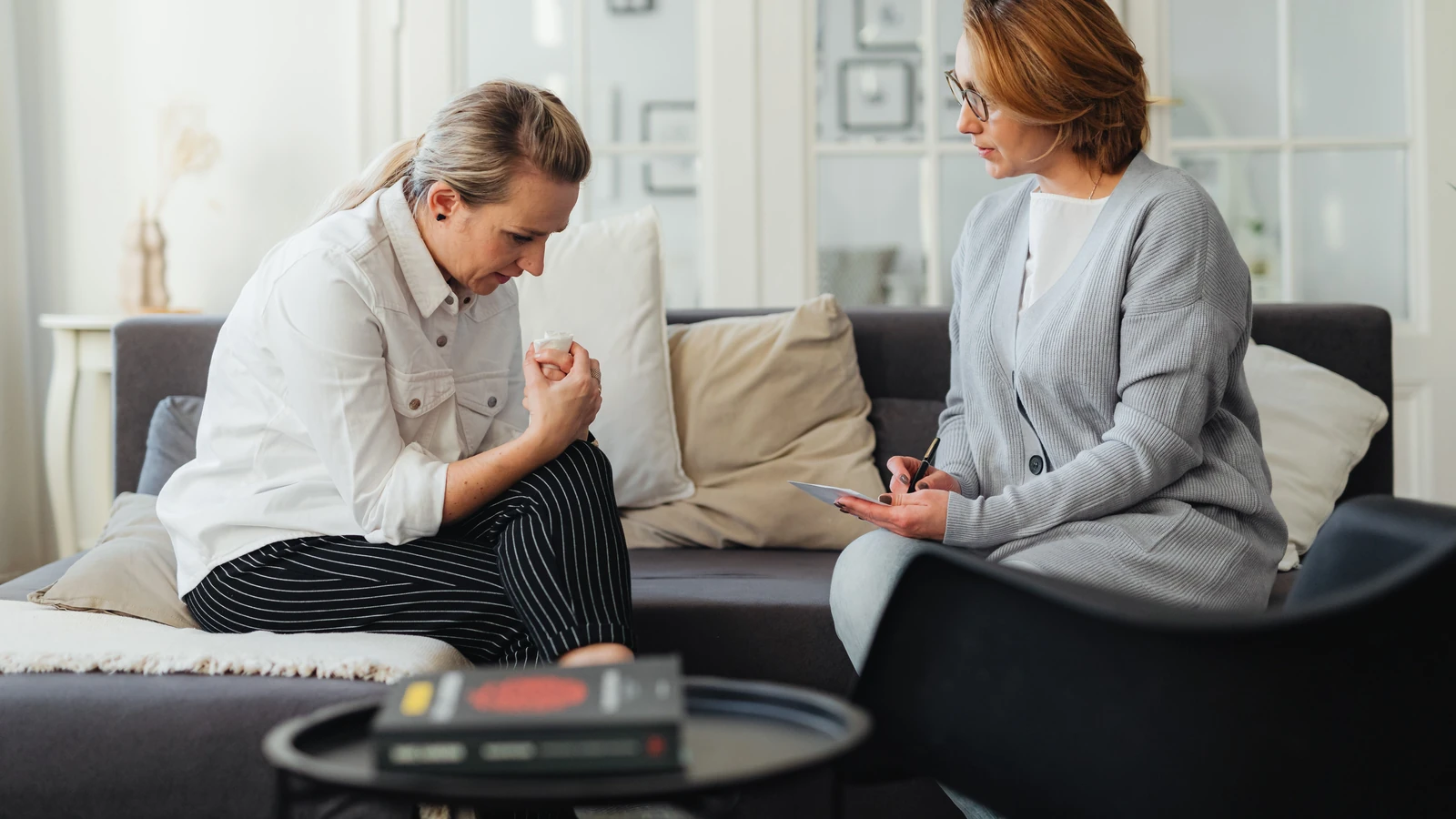 Un terapeuta e un cliente in una sessione di consulenza, catturando sentimenti e supporto.