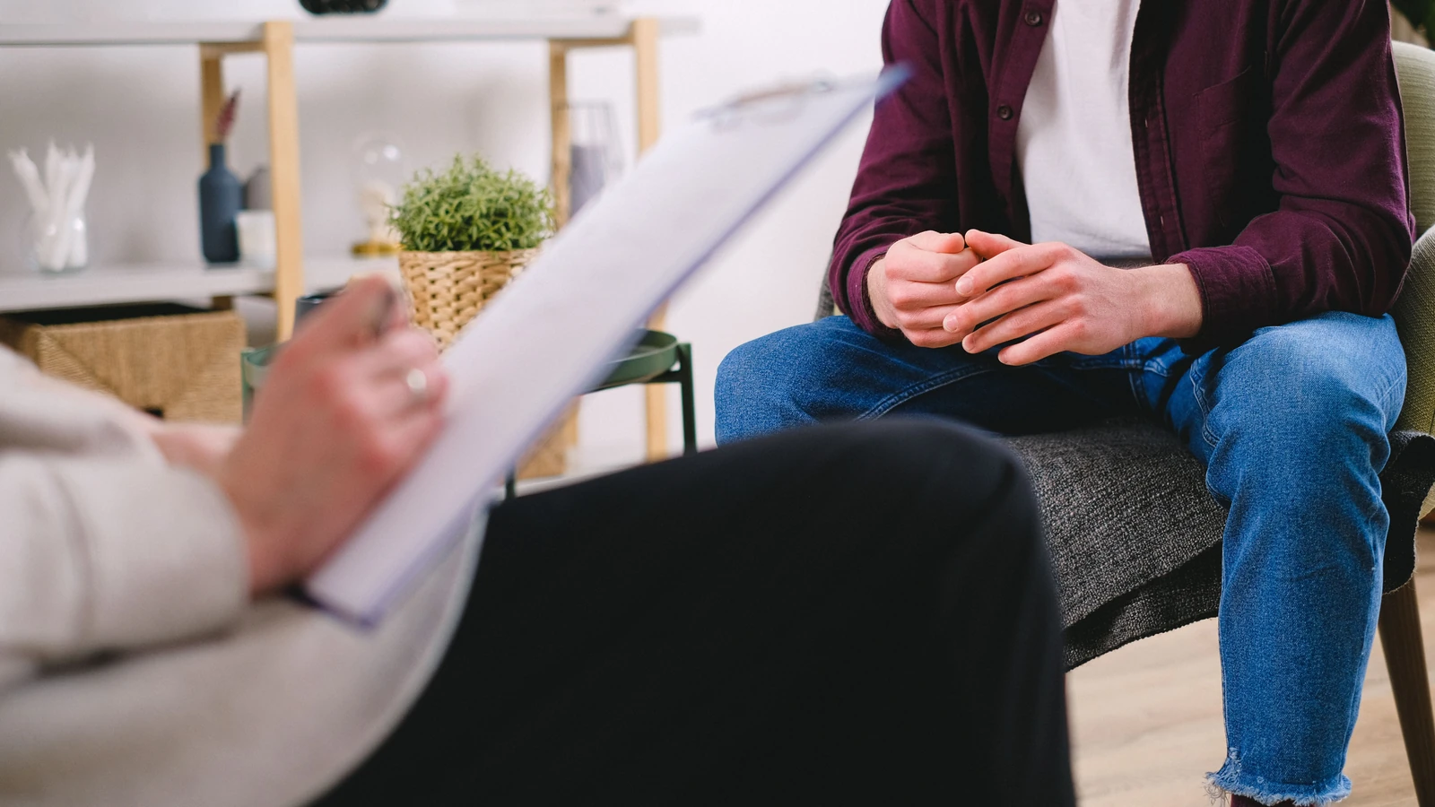 Terapeuta e cliente discutono questioni in una seduta di psicoterapia, evidenziando il supporto alla salute mentale.