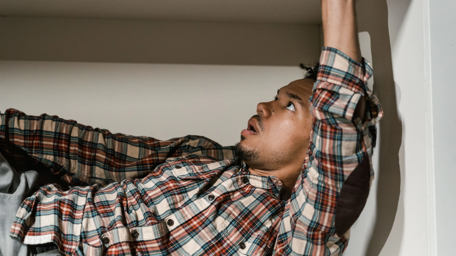 Un uomo appare ansioso e confinato, illustrando la sensazione di claustrofobia. — MART PRODUCTION – Pexels
