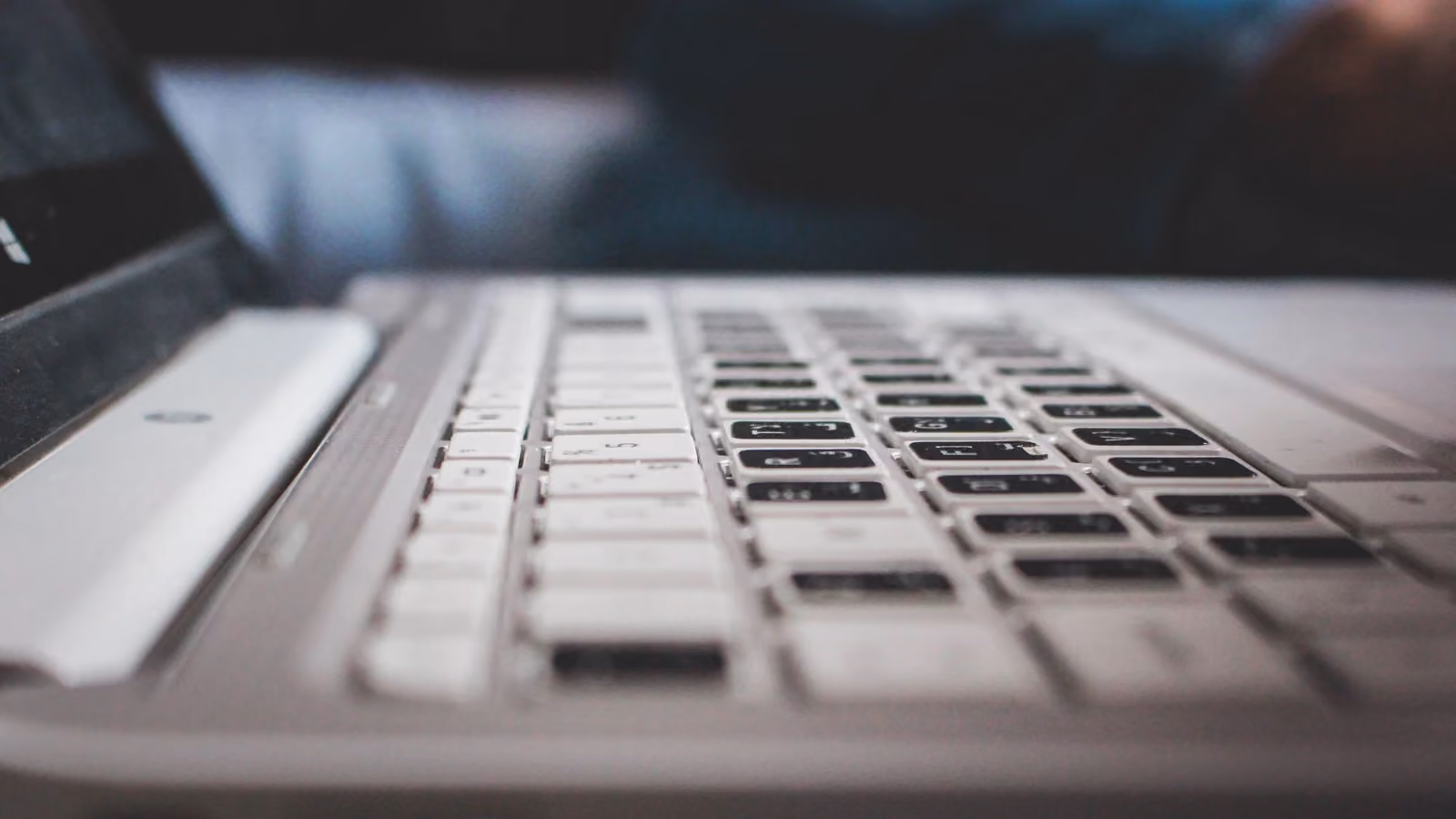 Vista dettagliata di una tastiera per laptop che mette in mostra design e tecnologia moderni. — Samer Daboul – Pexels