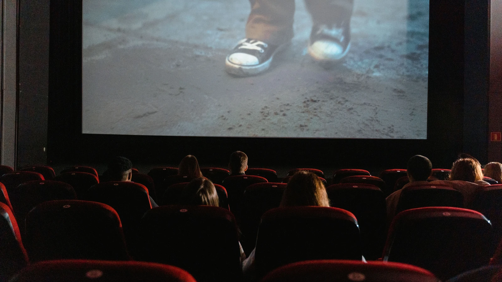 Un gruppo di persone che si gode un film in un cinema con uno schermo grande.