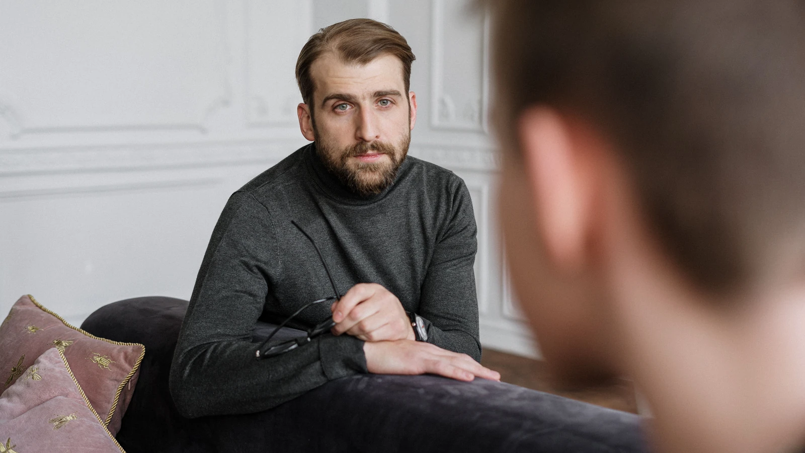 Un terapista conduce una sessione di psicoterapia focalizzata con un paziente in un ambiente interno.