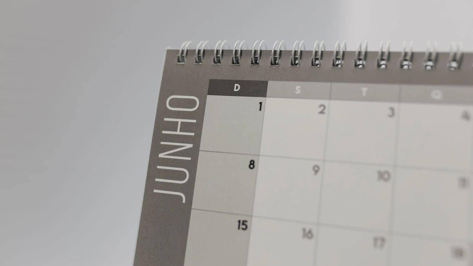 Primo piano di un calendario a spirale che mostra il mese di giugno con una griglia di date.