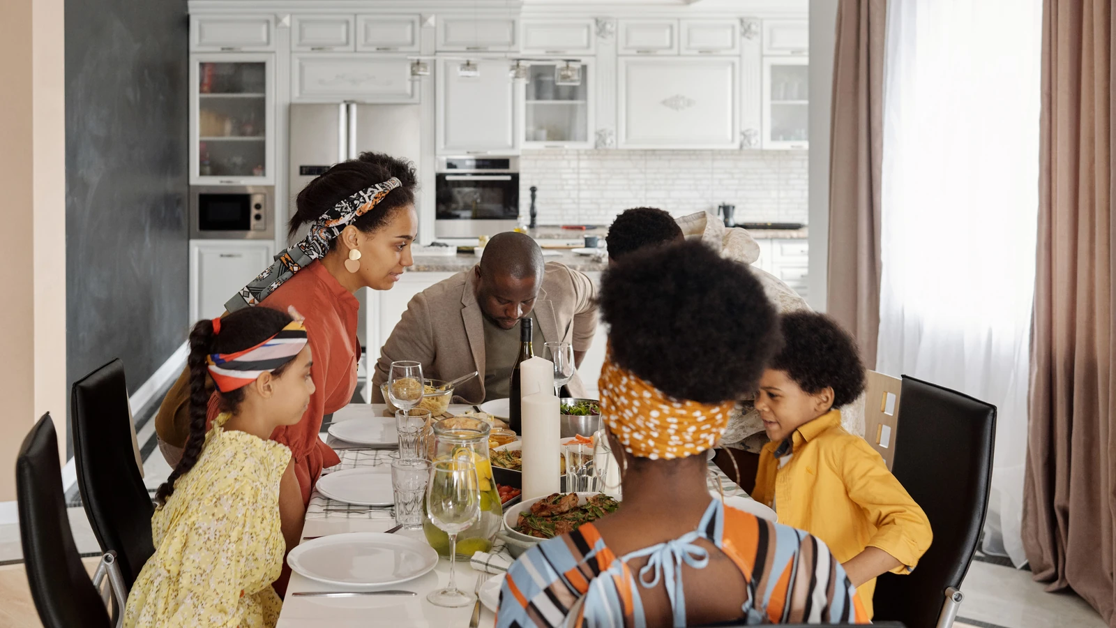 Una famiglia felice che gode di un pasto insieme a casa, mostrando amore e unità.