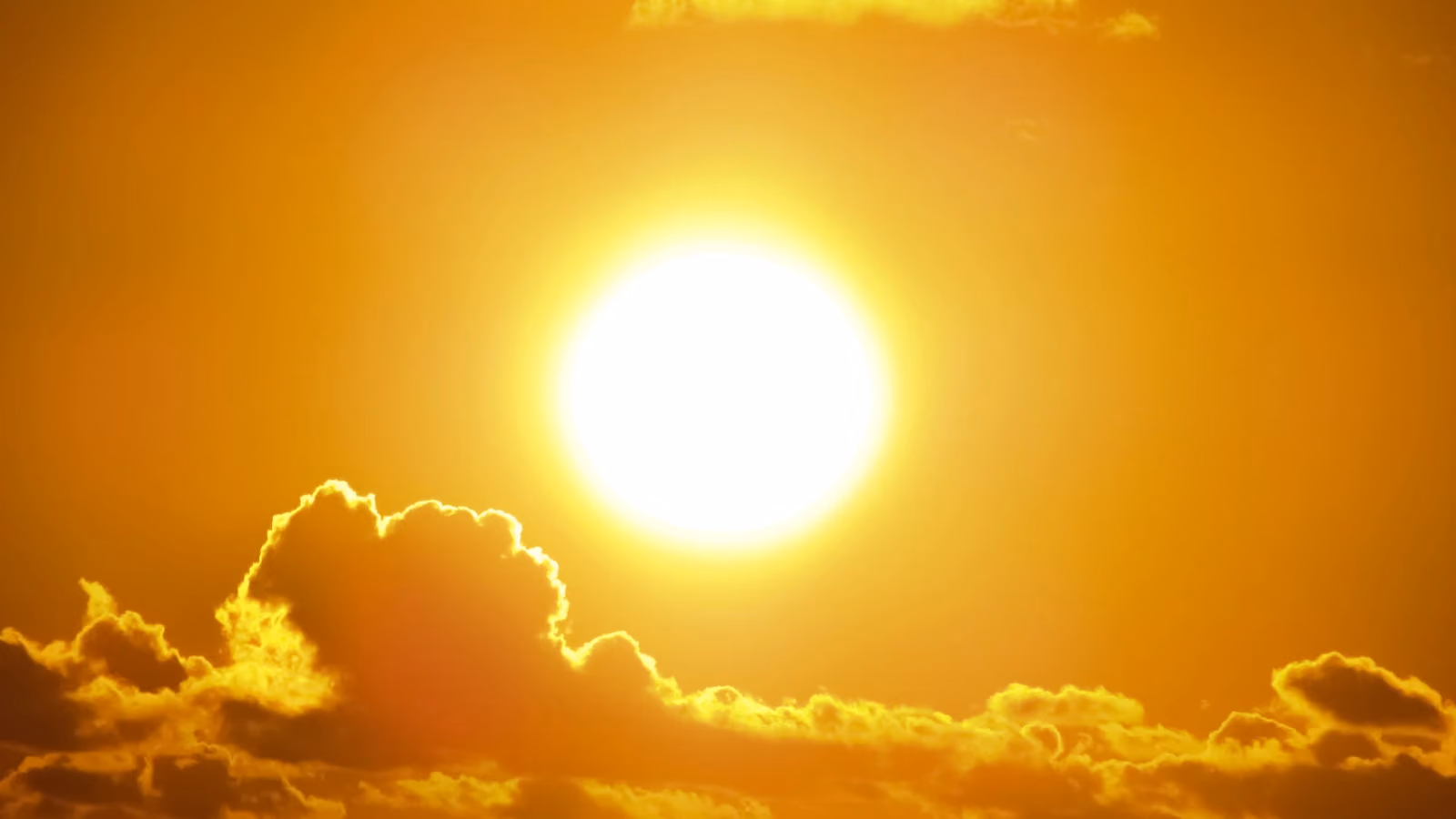 Una vista mozzafiato del sole dorato che splende attraverso le nuvole al tramonto, diffondendo un caldo bagliore. — Pixabay – Pexels