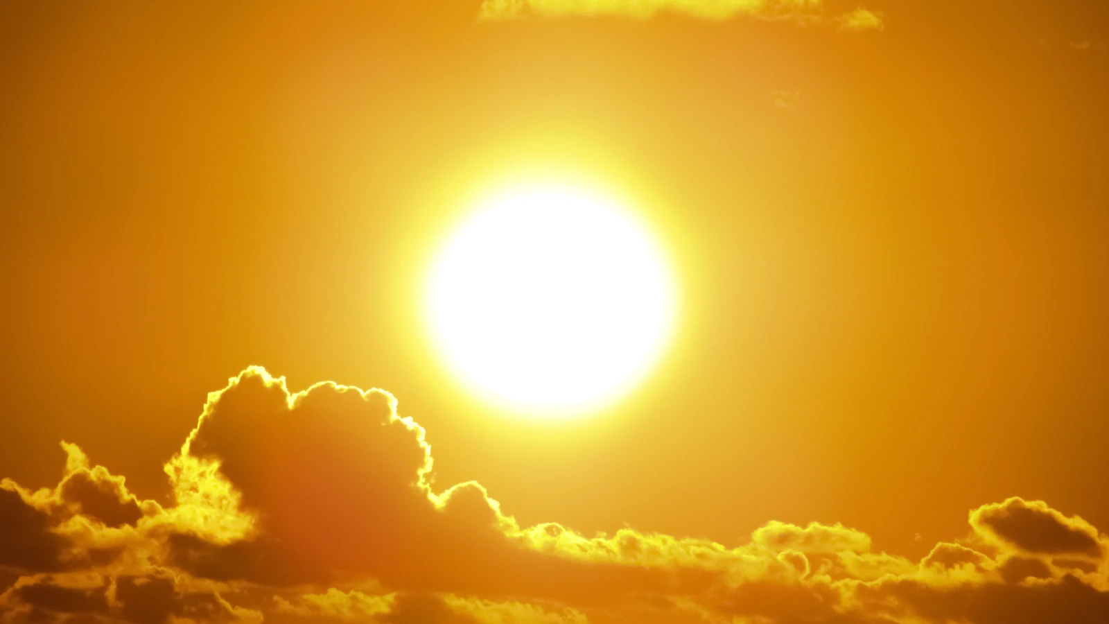 Una vista mozzafiato del sole dorato che splende attraverso le nuvole al tramonto, diffondendo un caldo bagliore. — Pixabay – Pexels