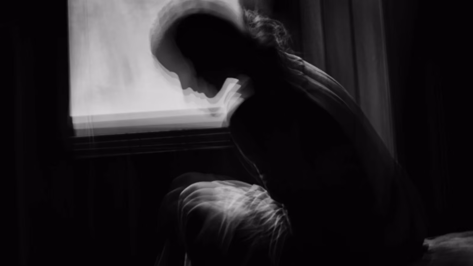 Una silhouette inquietante in bianco e nero di una persona in movimento vicino a una finestra, evocando mistero ed emozione. — Rohit Bhusan – Pexels