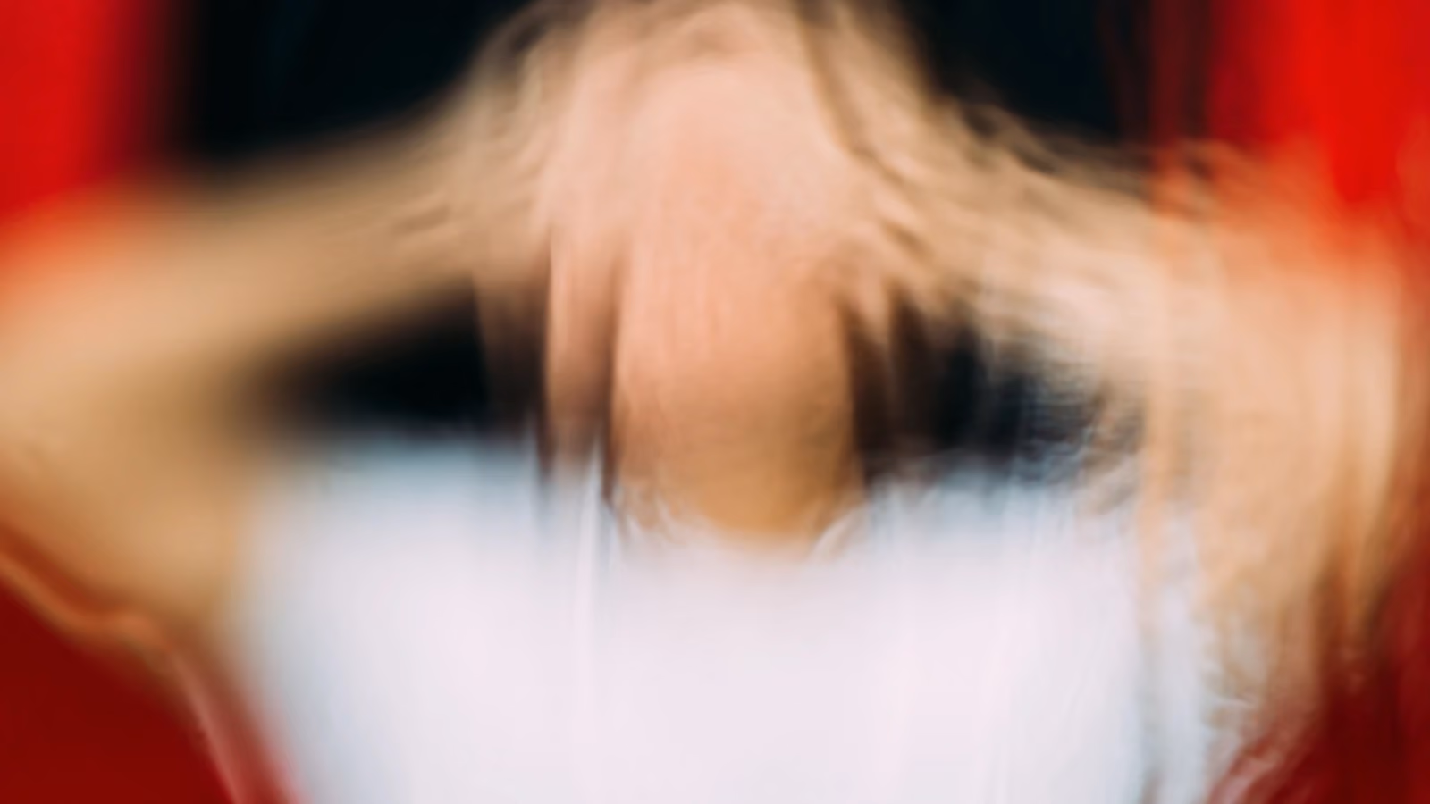Una foto artistica sfocata che rappresenta il disagio emotivo e l'ansia al chiuso. — Ricky Esquivel – Pexels