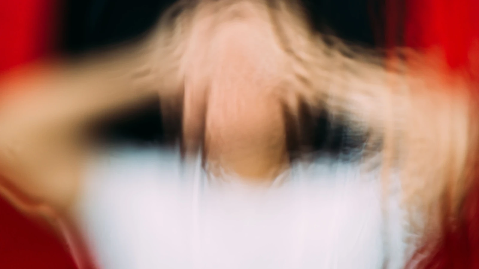 Una foto artistica sfocata che rappresenta il disagio emotivo e l'ansia al chiuso. — Ricky Esquivel – Pexels