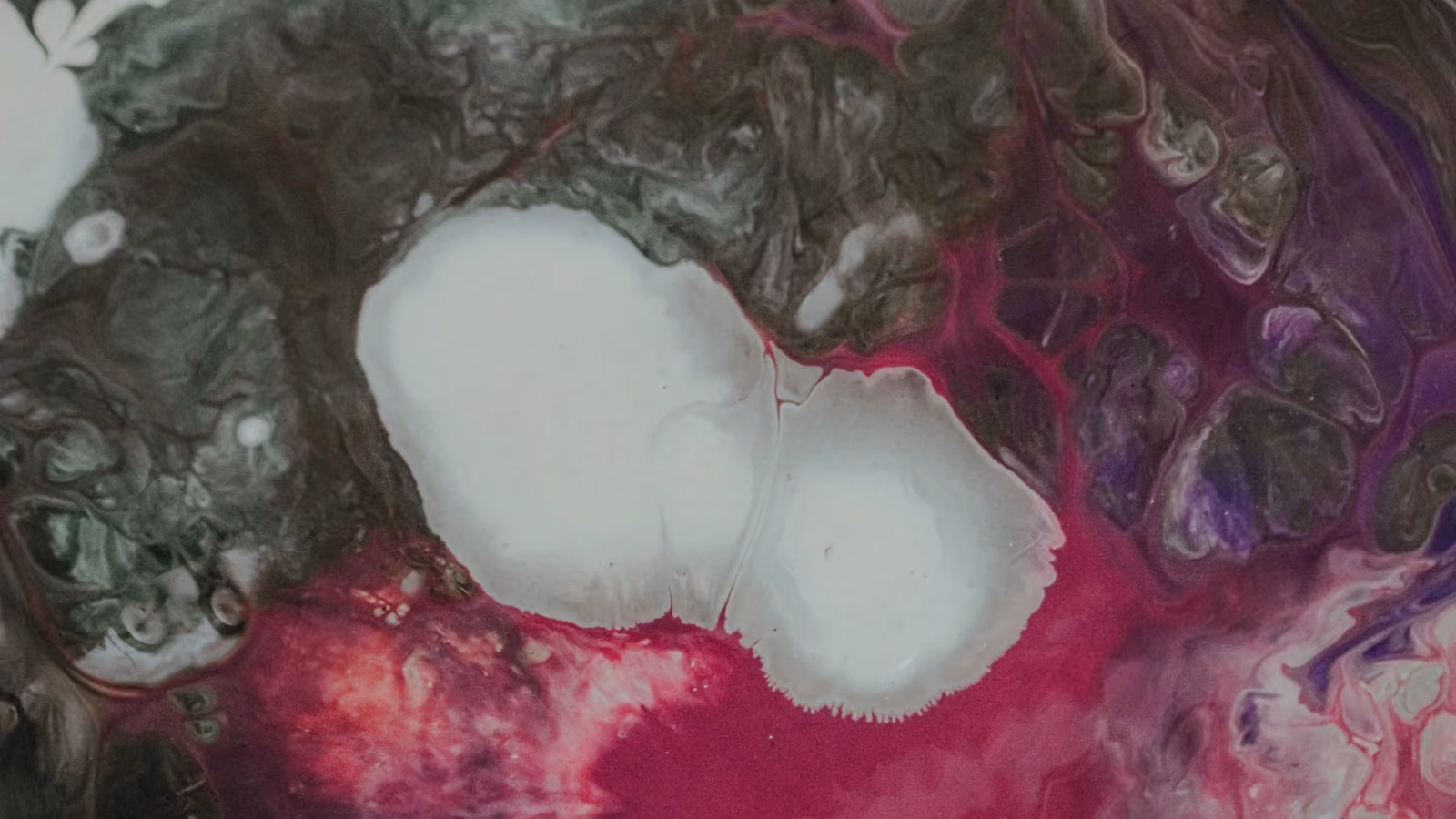 Opera d'arte astratta dinamica con colori vorticosi e schemi fluidi in tonalità di rosa e verde. — Diana ✨ – Pexels
