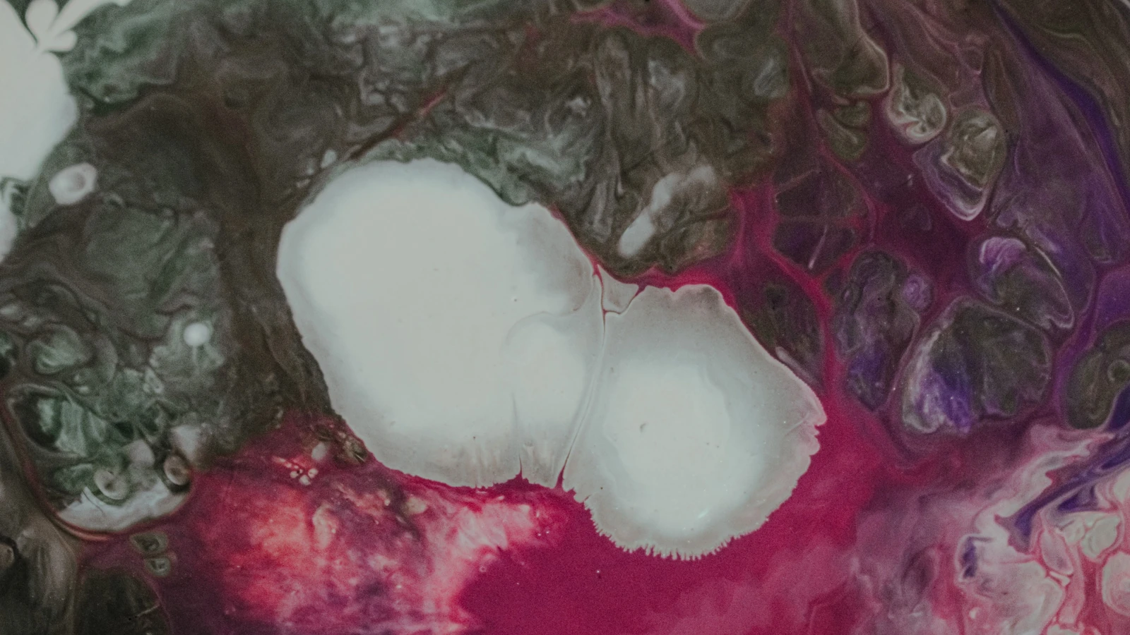 Opera d'arte astratta dinamica con colori vorticosi e schemi fluidi in tonalità di rosa e verde. — Diana ✨ – Pexels