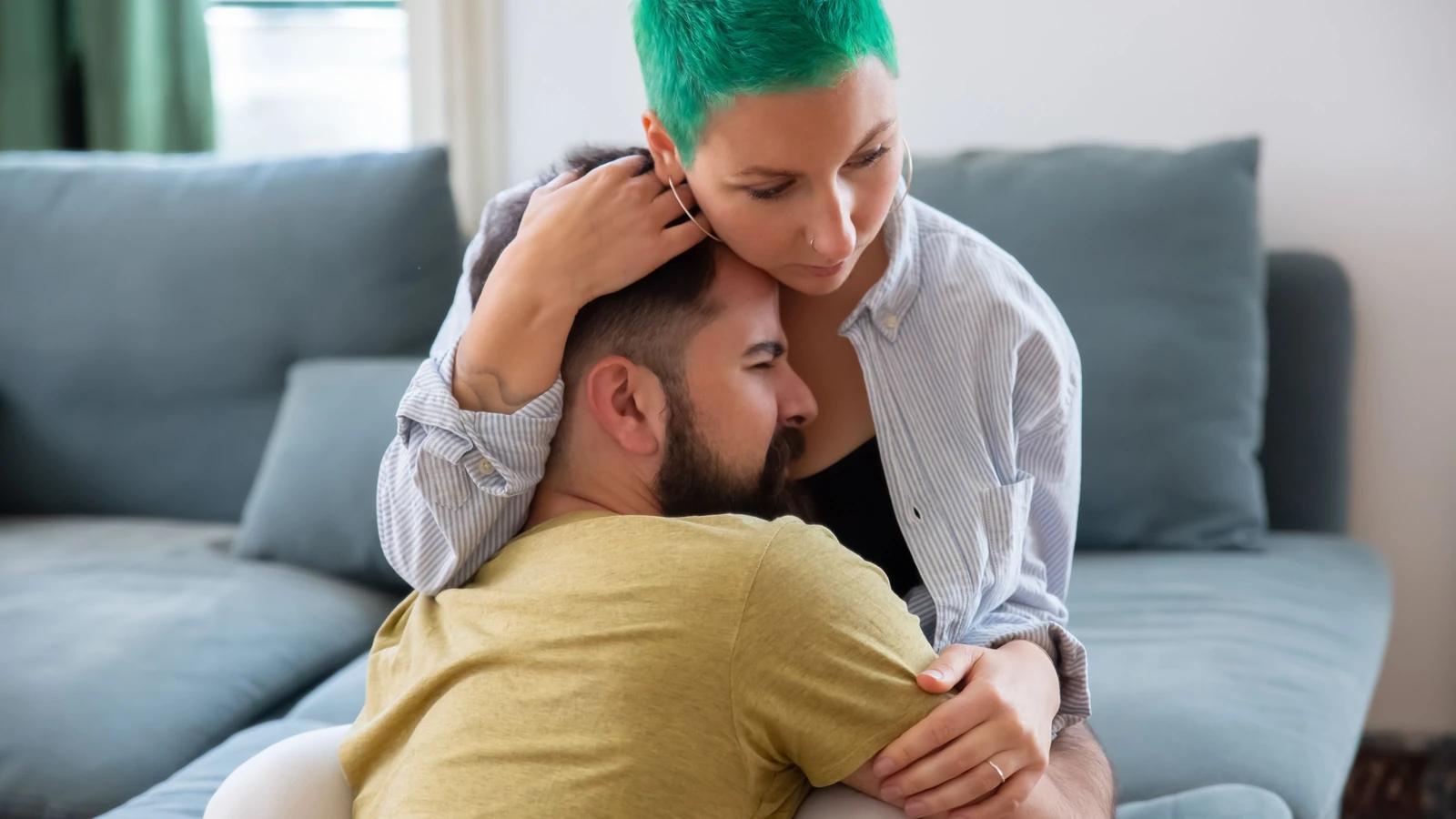 Un primo piano di una coppia che si abbraccia al chiaro, trasmettendo amore e affetto in un ambiente accogliente.