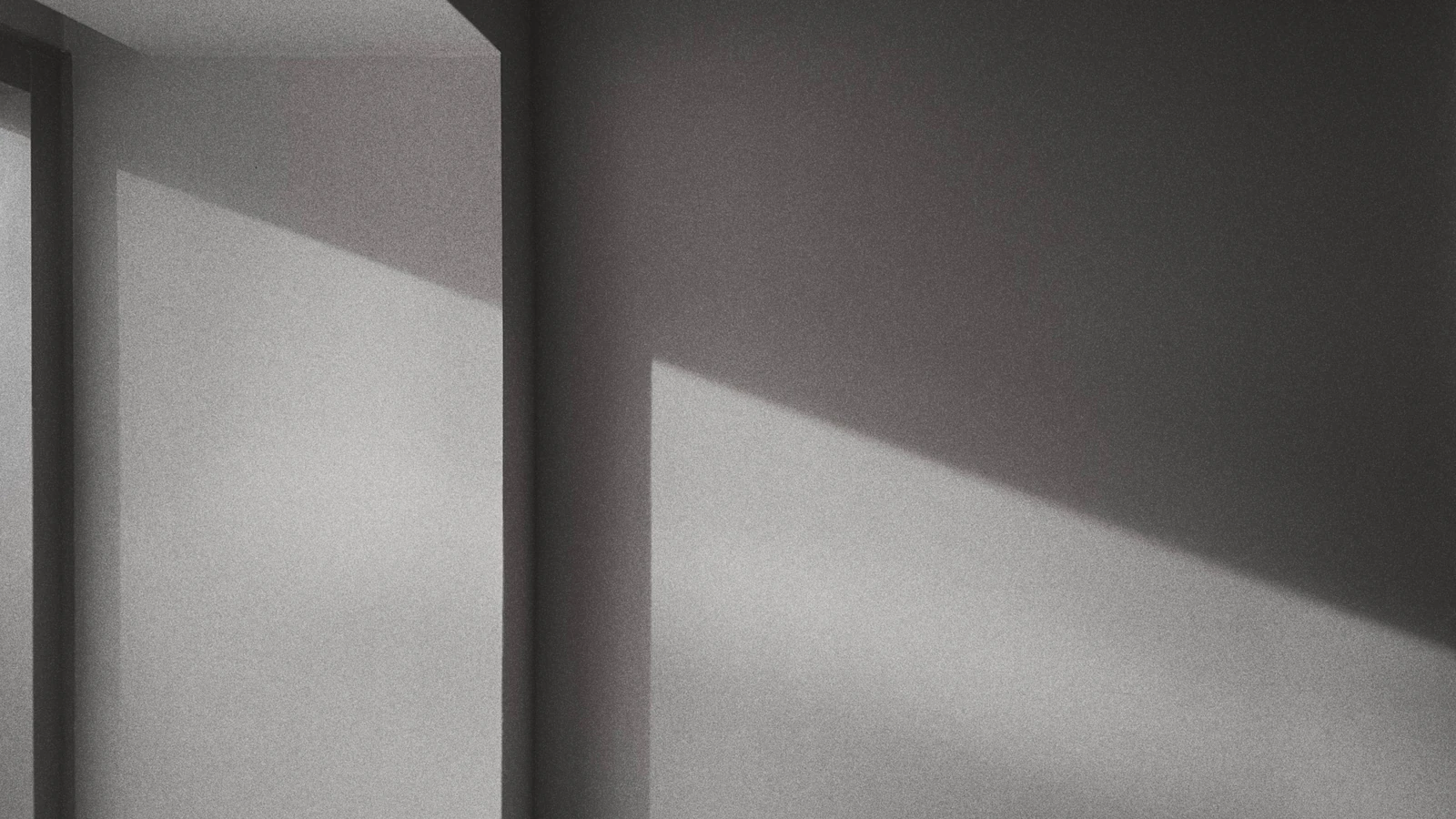 Foto minimalista in bianco e nero di ombre geometriche su una parete, che creano un sereno motivo astratto. — Je Hwan Lee – Pexels