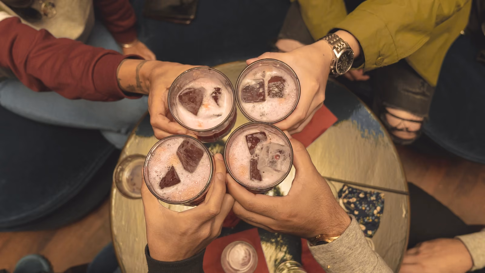 Un gruppo di amici che si gode cocktail in un bar vivace a Providence, RI. — Hensley Carrasco – Pexels