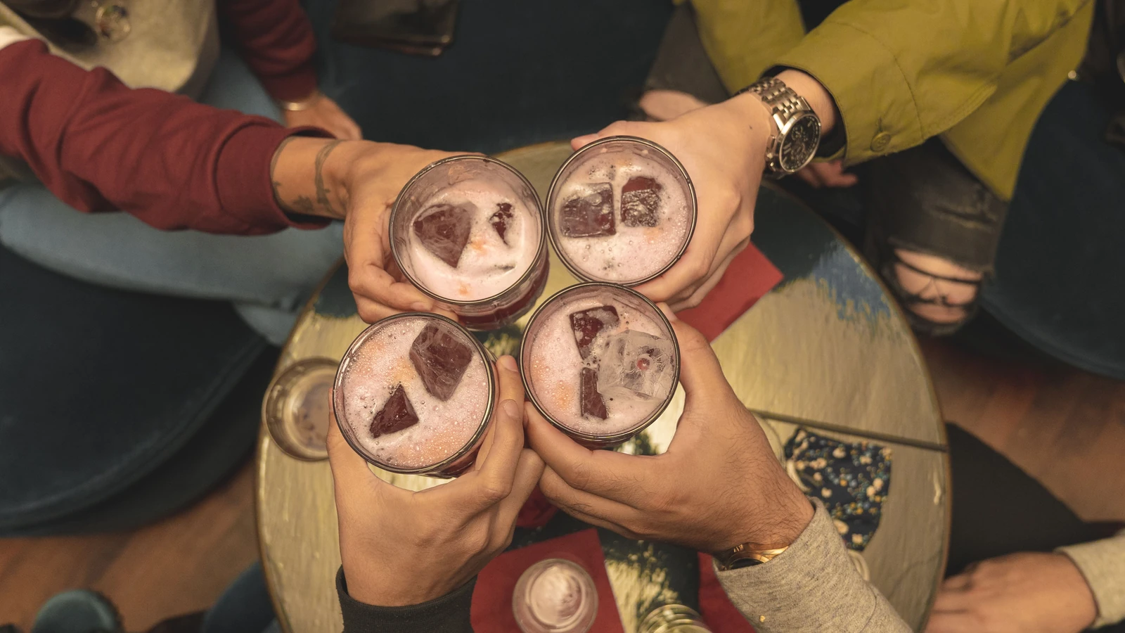 Un gruppo di amici che si gode cocktail in un bar vivace a Providence, RI. — Hensley Carrasco – Pexels