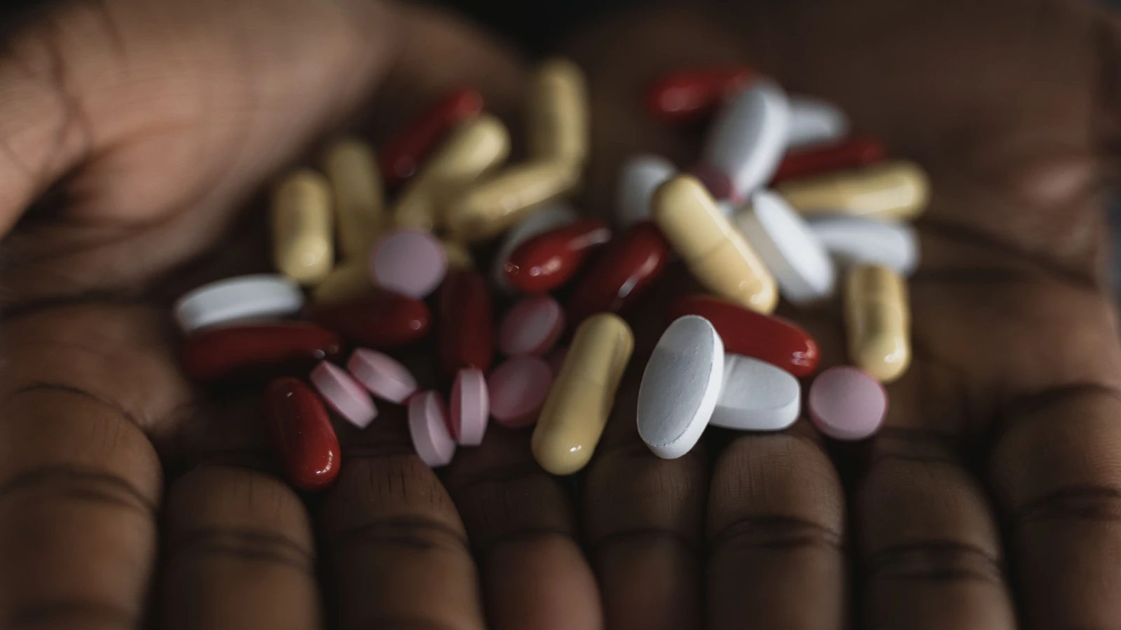 Una varietà di farmaci, comprese pillole e capsule, tenute in mani aperte. Perfetto per contenuti legati alla salute. — Tima Miroshnichenko – Pexels