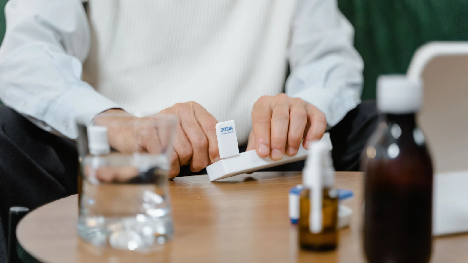 Anziano che prepara dosi di farmaco a casa, evidenziando soluzioni sanitarie e telesalute. — Tima Miroshnichenko – Pexels