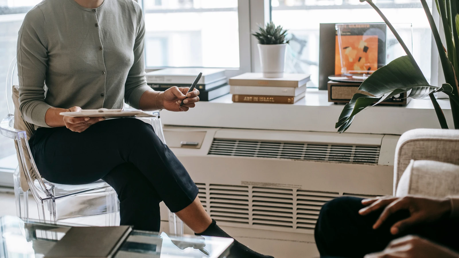 Psicologa che consulta un paziente in un ufficio moderno, enfatizzando la riservatezza e la cura.