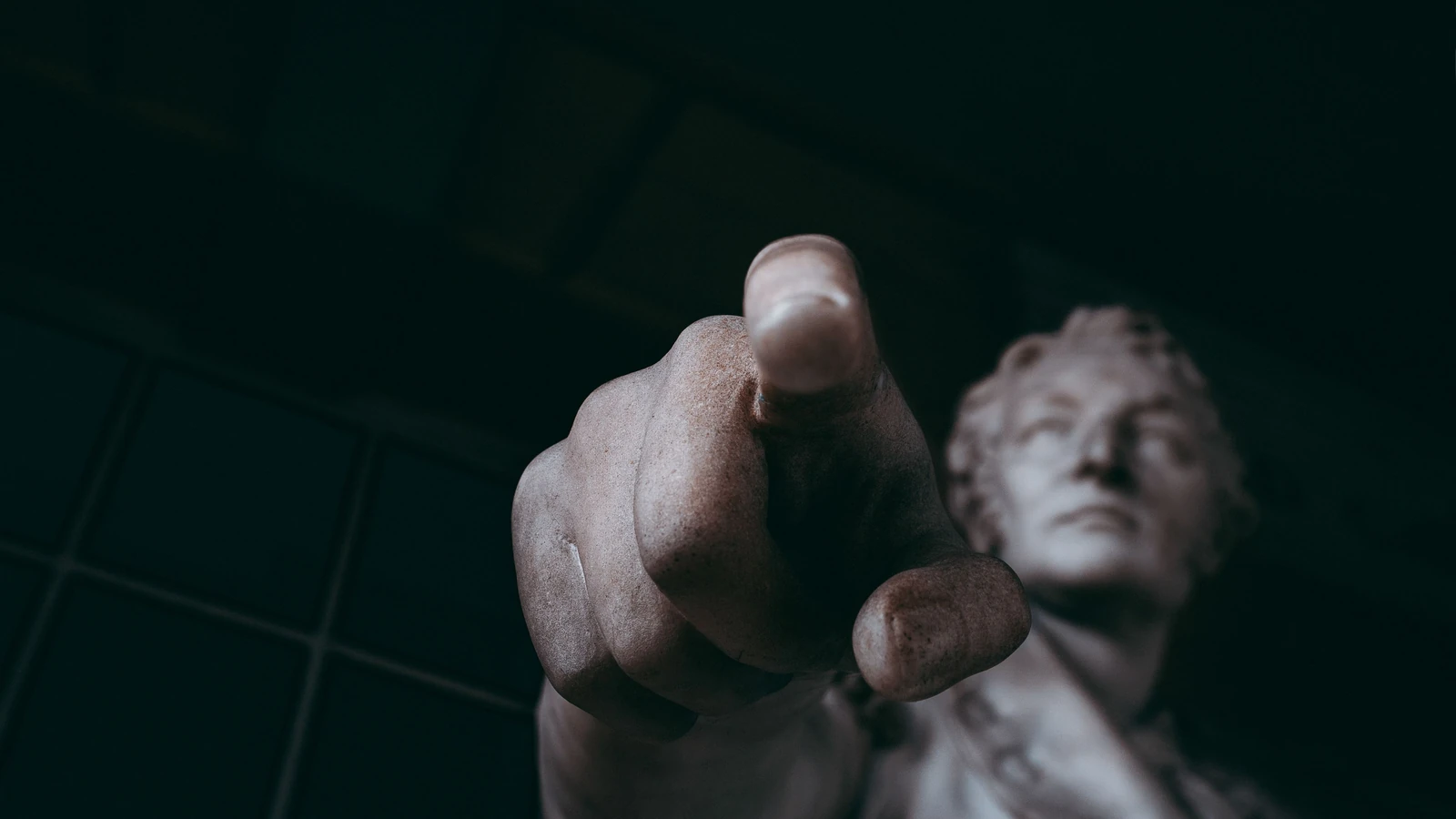 Primo piano artistico di una statua di marmo con la mano tesa a Londra, Inghilterra.