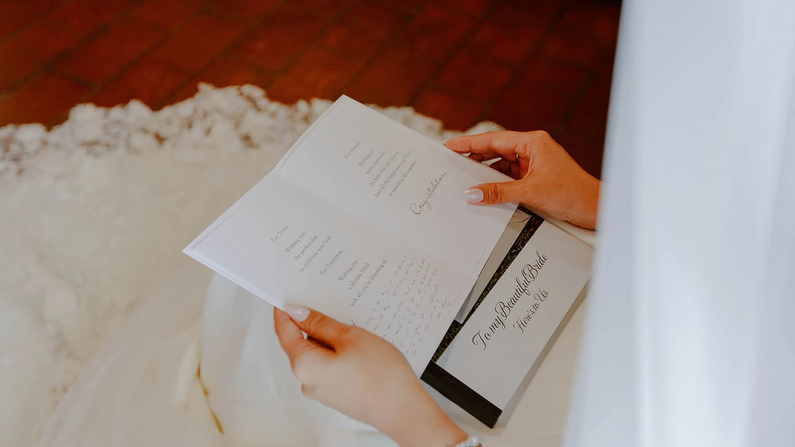 Sposa che tiene un libro di promesse personalizzate nel giorno del matrimonio in Toscana, Italia.