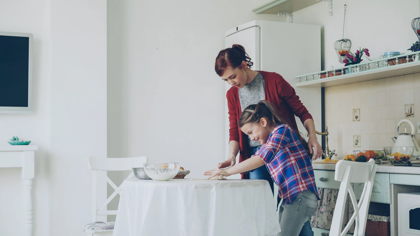 Una madre e figlia che si legano mentre cucinano insieme in un ambiente di cucina confortevole.