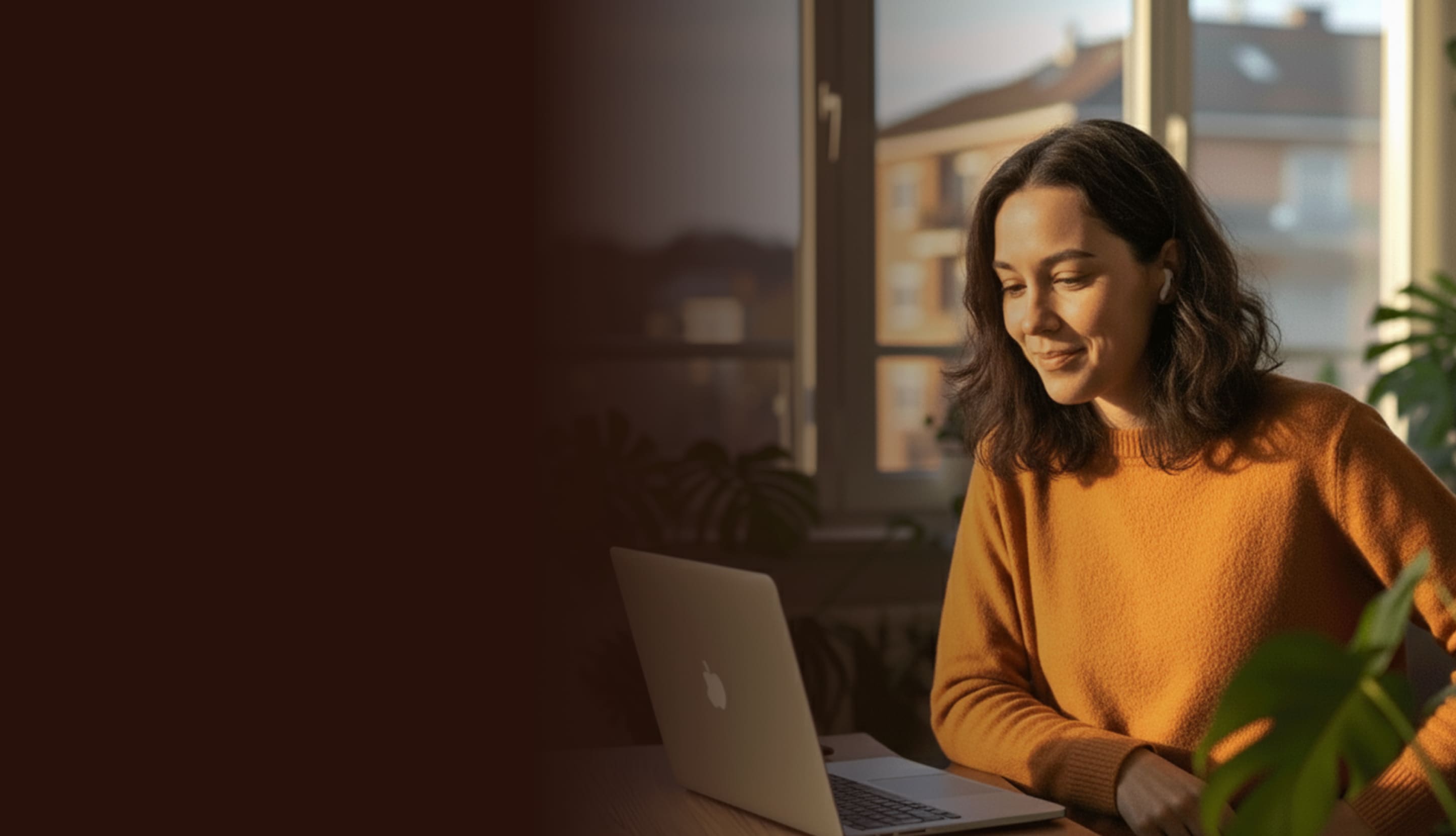 Persona che parla con uno psicologo online da casa propria