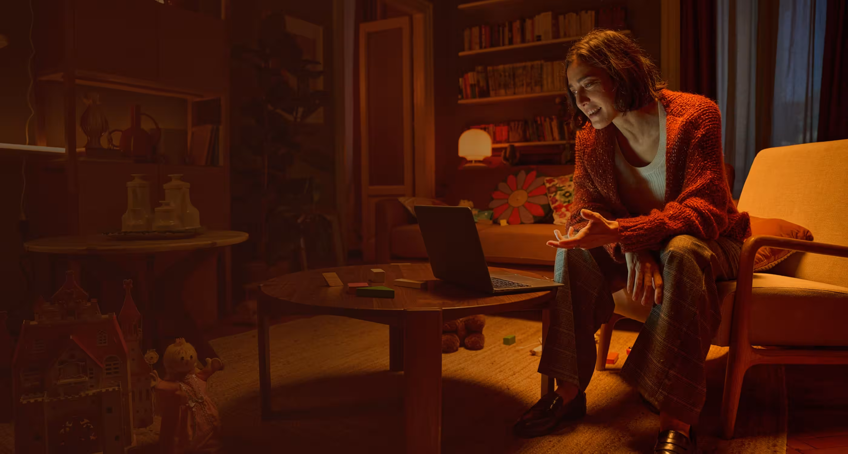 Persona che parla con uno psicologo online da casa propria