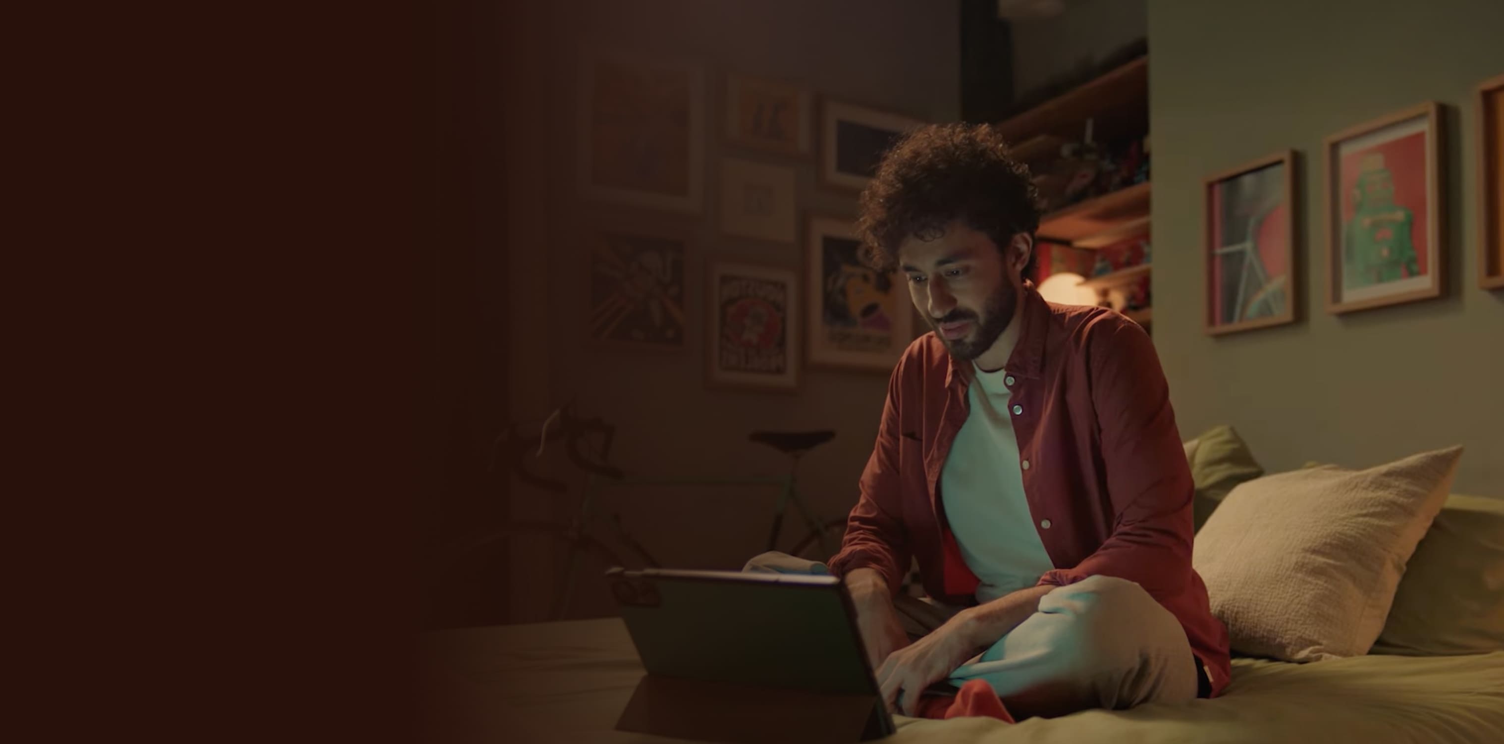 Persona che parla con uno psicologo online da casa propria