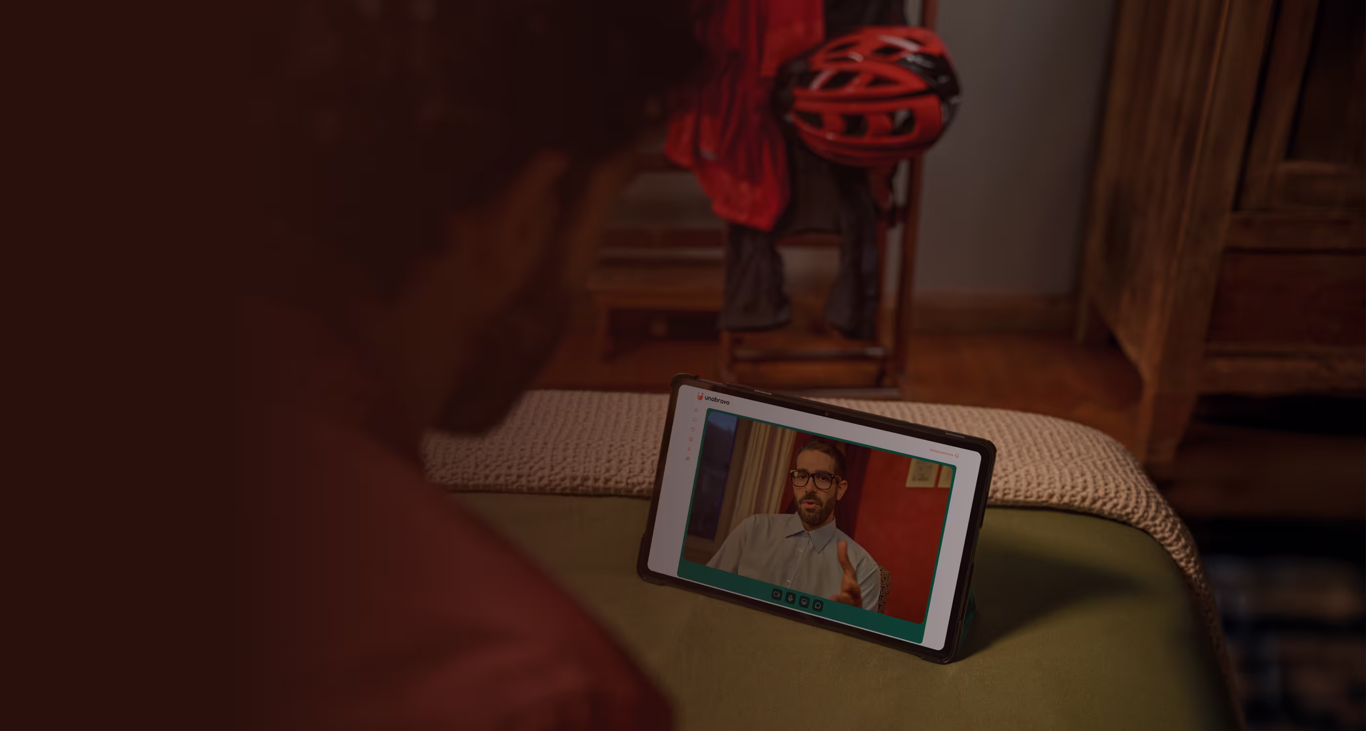 Persona che parla con uno psicologo online da casa propria