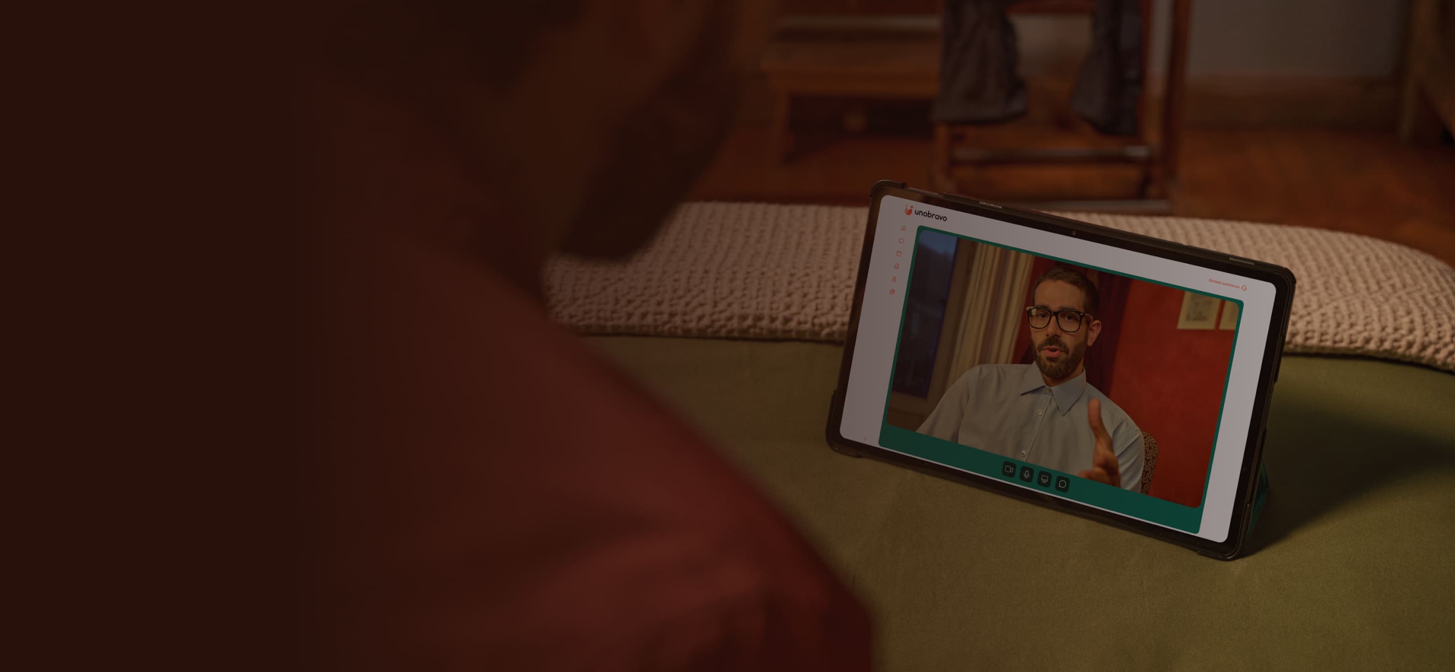 Persona che parla con uno psicologo online da casa propria